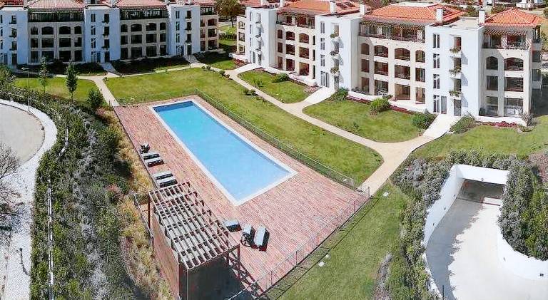 Apartment with pool & yard in Loulé