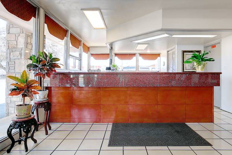 Americas Best Value Inn Uvalde — photo 5