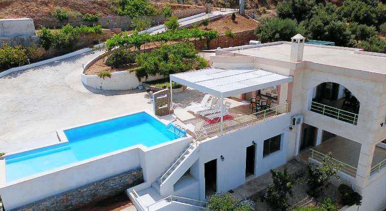 Villa with pool — photo 4