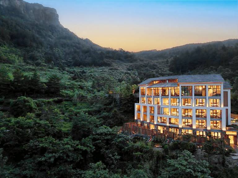 Chongqing Jinfo Mountain Cloud Stacked Residence Hotel — photo 2