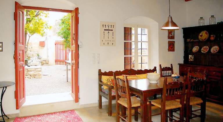 Fully equipped villa with patio & yard | Perfect for remote work | Pet-friendly — photo 4