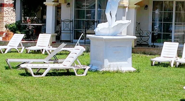 Villa with pool, grill & yard — photo 3