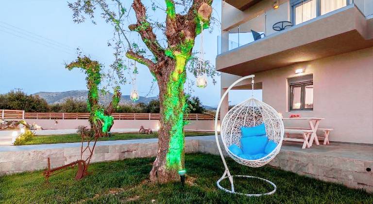 Villa with patio, garden & private pool — photo 4