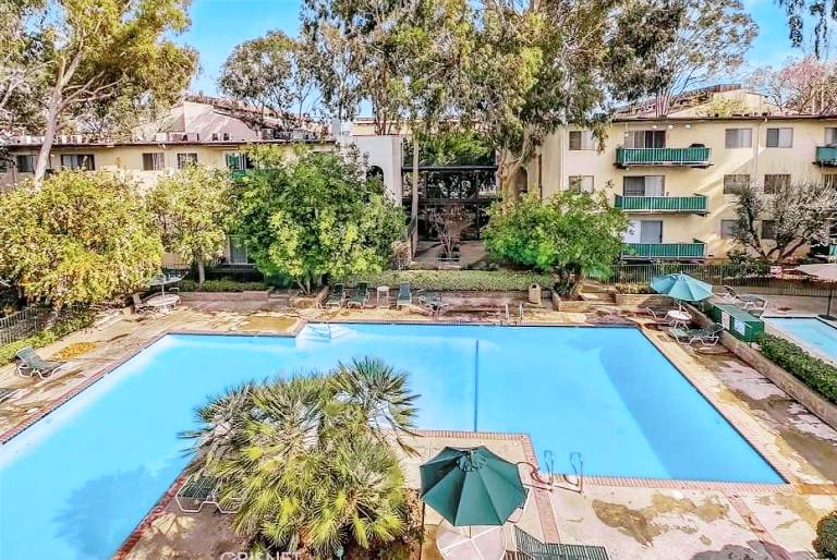 Condo  Reseda