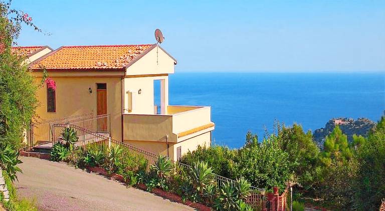 Rental apartment with 1 room for 2 persons in Letojanni