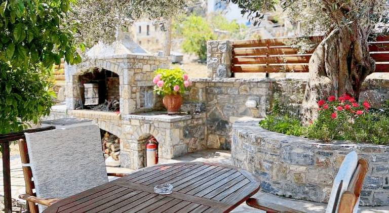 House with yard, patio & barbeque in Samos