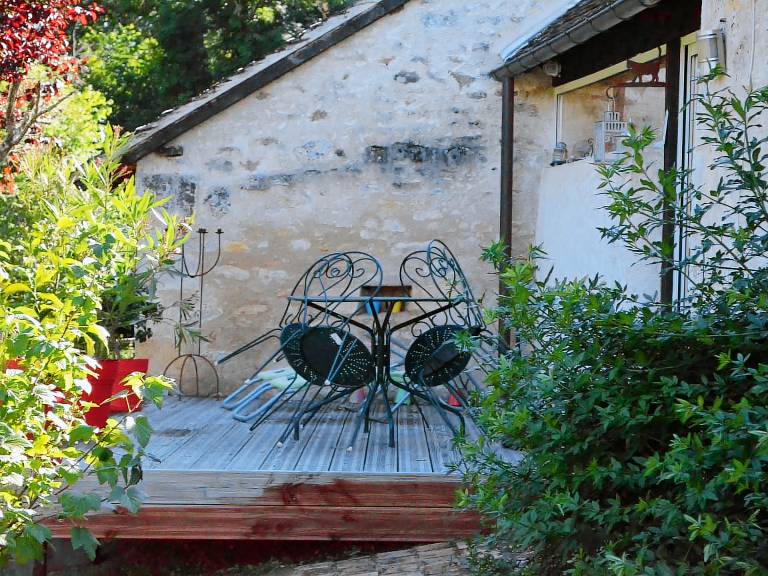 Charming Nature Retreat with King Bed, Private Terrace, and Shared Pool in the Brenne Park — photo 3