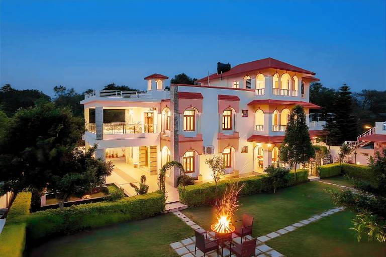 Villa with yard, private pool & barbecue in Udaipur