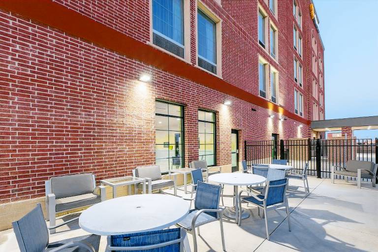 La Quinta Inn & Suites by Wyndham Dallas - Frisco Stadium — photo 3
