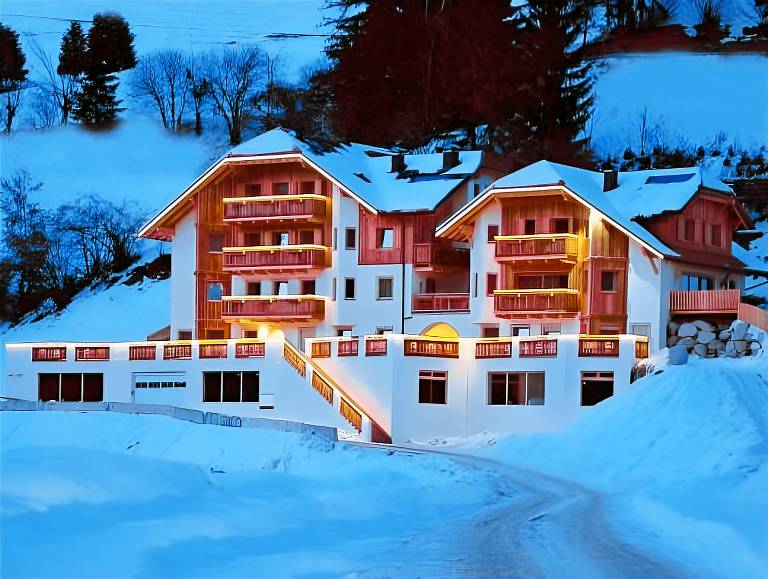 Serviced apartment with patio & garden | Close to the ski | Suitable for remote work | Pets allowed in Marebbe