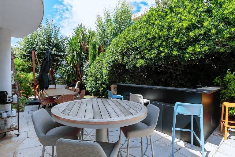 Vacation home with BBQ, terrace & garden — photo 3