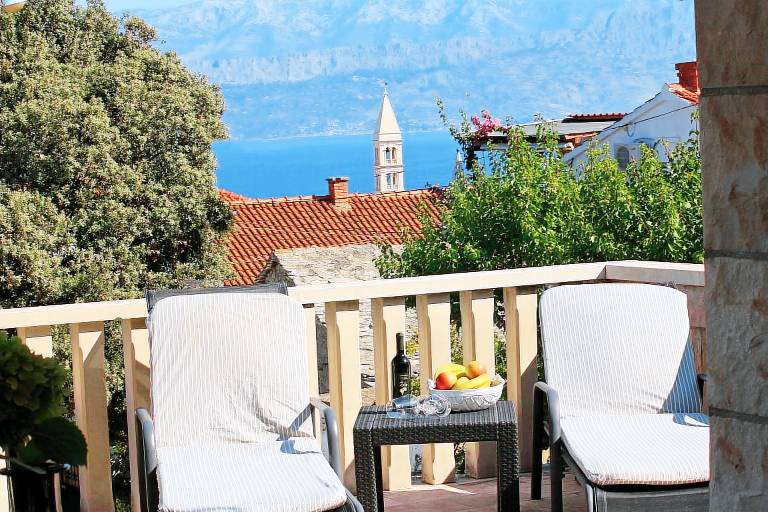 Apartment with grill & patio | Garden view in Supetar