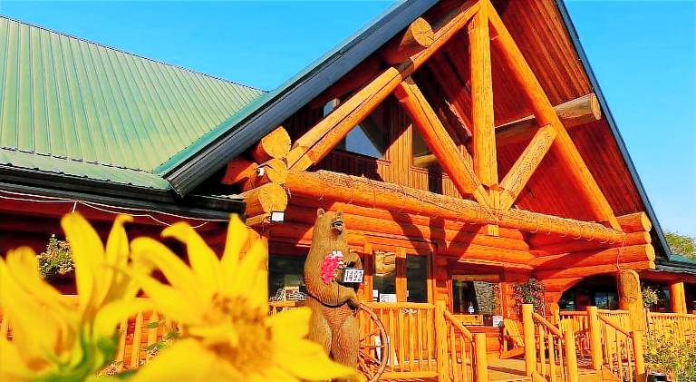 Bear's Claw Lodge in Cache Creek, BC