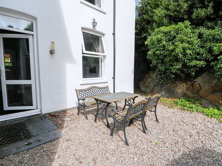 Cottage with yard — photo 2