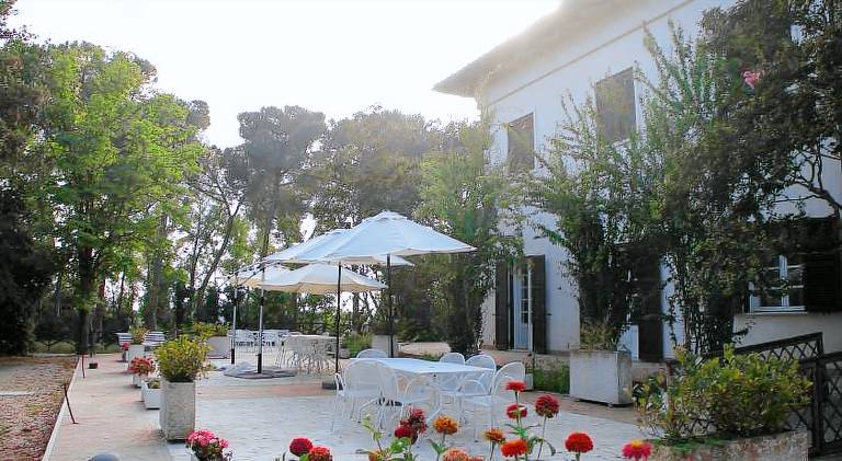Vacation home with pool, grill & garden — photo 4