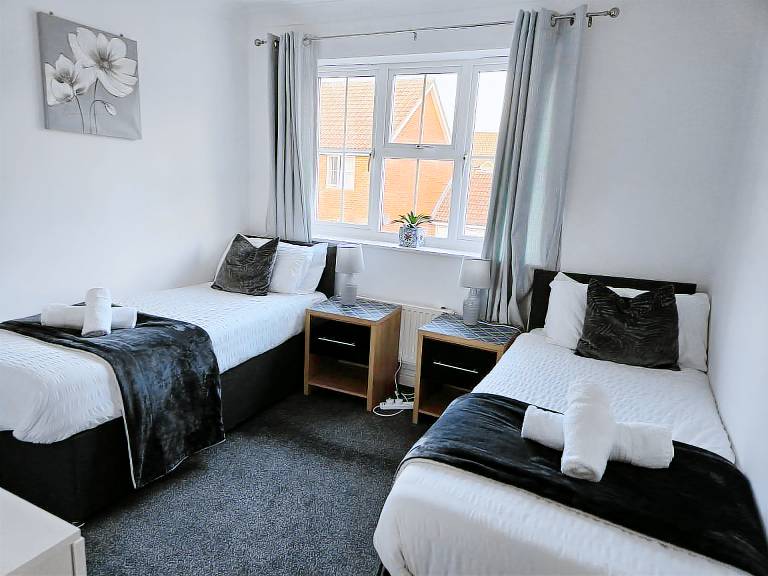 Bishopswood-Sleeps 6-Garden-Pets-Parking-WiFi — photo 2