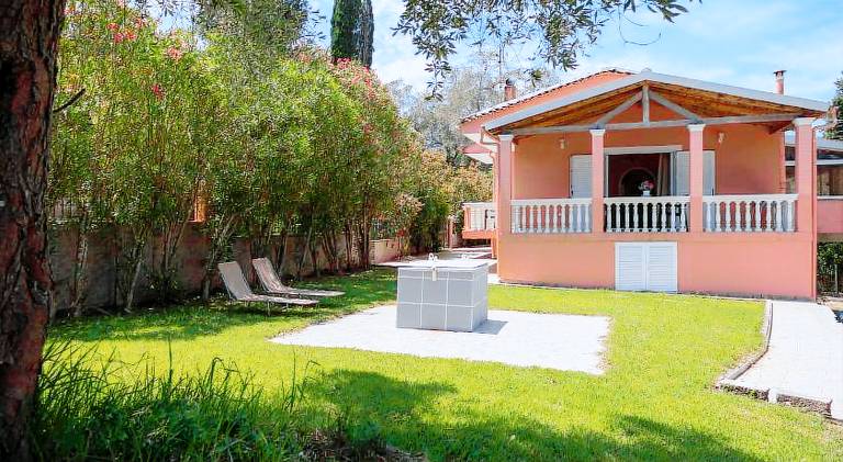 Fully equipped ample villa with terrace, barbeque & garden | Pets are welcome in Corfu