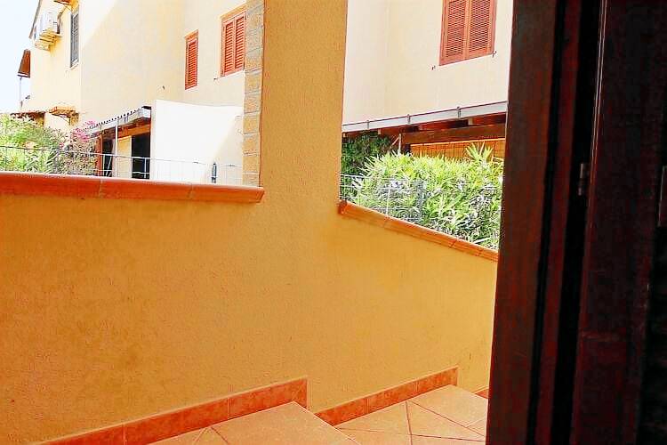 Apartment with yard & patio | Beach nearby | Pets allowed — photo 4