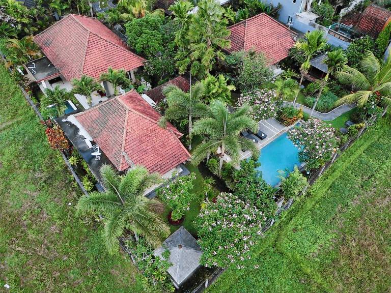 Apartment with terrace, yard & pool — photo 5