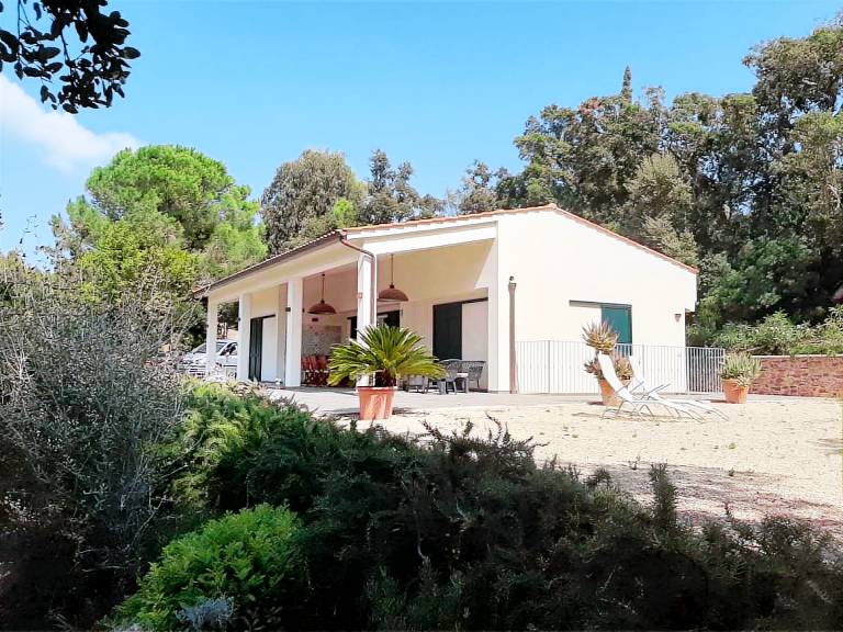Villa Geko well furnished and immersed in a 4000 m2 park in Straccoligno in Porto Azzurro