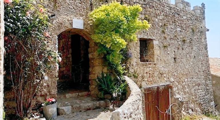 Auberge du Chateau de Bezaudun