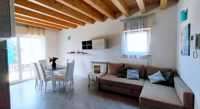 Nice house with barbecue, terrace & yard | Beach nearby | Perfect for remote work | Pet-friendly in Fiumicino
