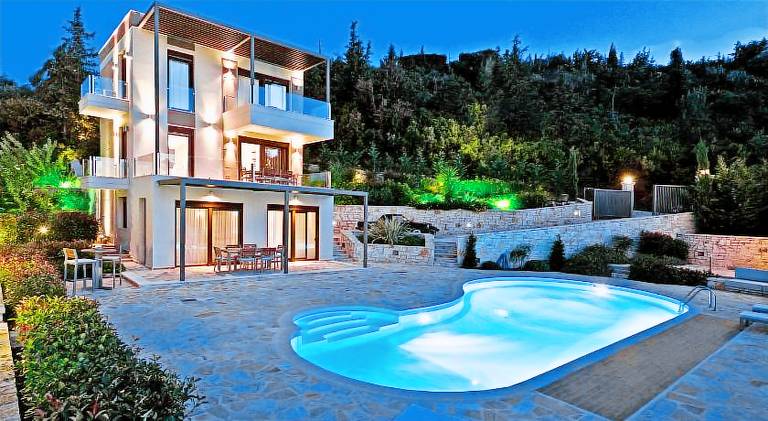 Villa with grill, private pool & patio in Igoumenitsa