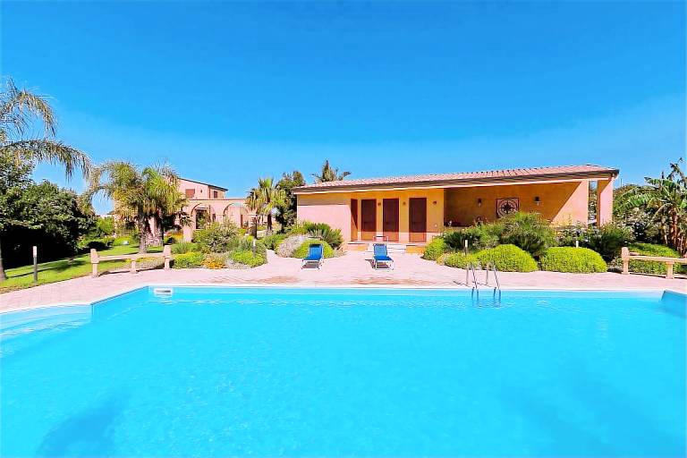 Family-oriented charming villa with BBQ, patio & private pool | Pets allowed — photo 5