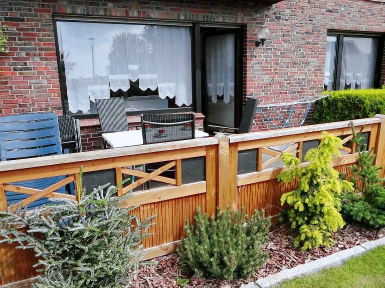 Großzügig und hell: Die Erdgeschosswohnung mit dem geräumigen Bad ist mit einem Rollstuhl befahrbar. Auf der angrenzenden Terrasse werden Sie Ihre Urlaubstage genießen. — photo 2