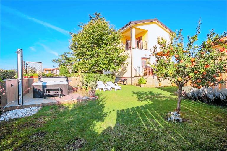 House with BBQ, garden & terrace — photo 3