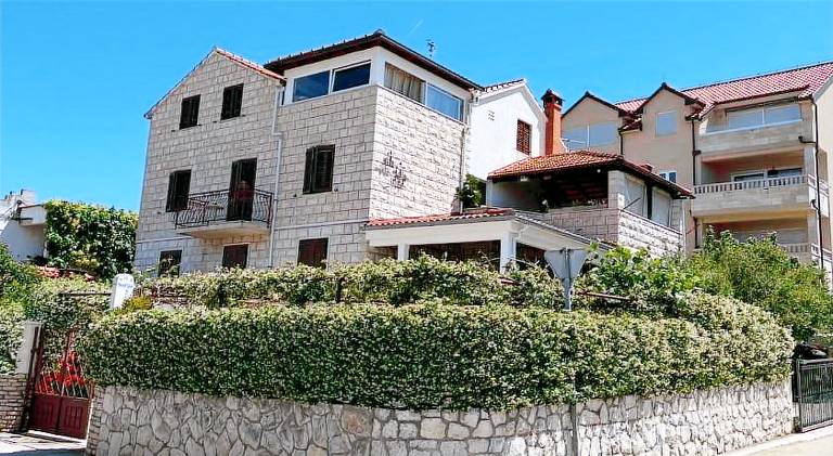 Rental apartment with BBQ & patio in Supetar