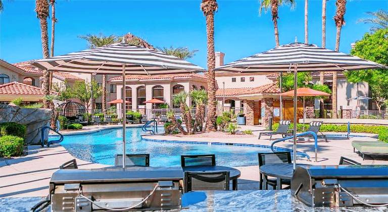 Near Airport-Diablo Stadium-Pool-Spa-Gym-Parking — photo 4