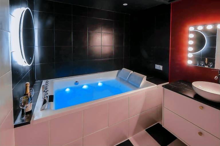 Apartment with hot tub — photo 3