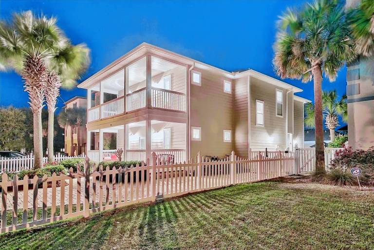 Vacation home with barbeque, terrace & private pool in Destin, FL