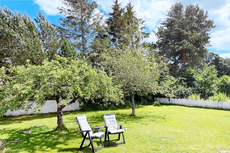 Vacation home with barbeque & yard — photo 2