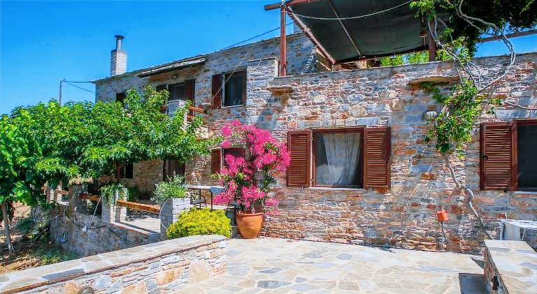 Fully equipped rental apartment with terrace, yard & BBQ | Good for workation | Pet-friendly in Kymi-Aliveri