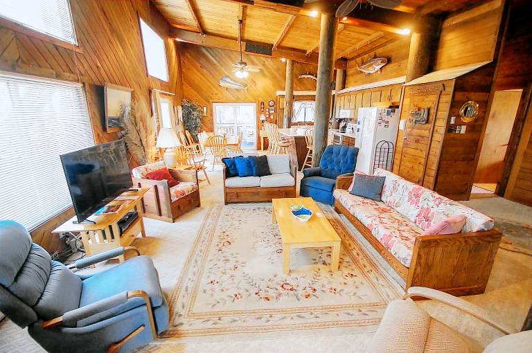WH1091- Oceanfront- 6 BRs, Cargo Lift, Great Ocean Views Dog Friendly! — photo 3