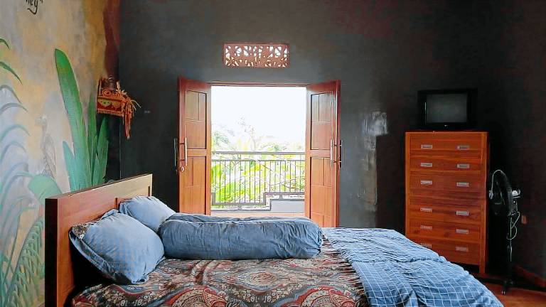 Villa with yard, barbecue & pool | Suitable for remote work | Pets allowed — photo 2