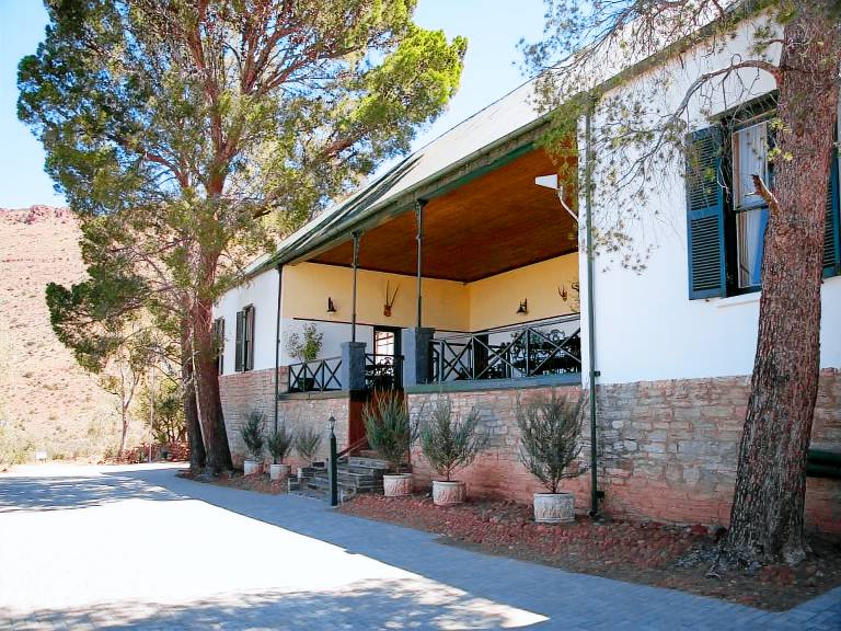 Children-friendly house with barbecue, pool & patio | Pets are welcome in Beaufort West