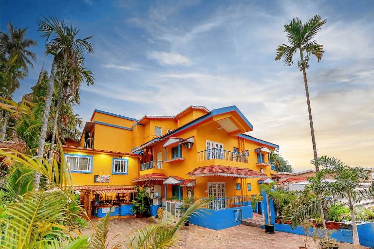 Apartment with pool, yard & patio in Calangute
