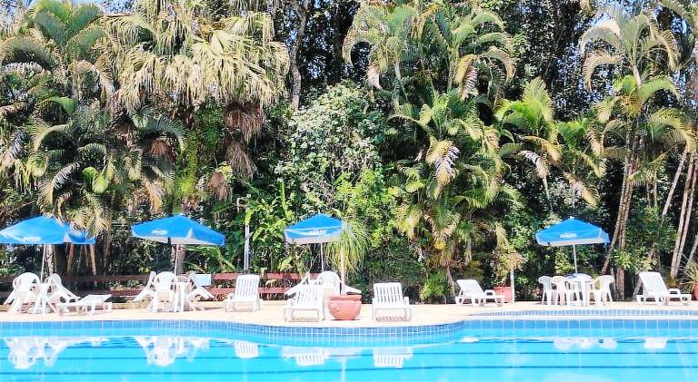 Serviced apartment with yard, pool & patio — photo 2