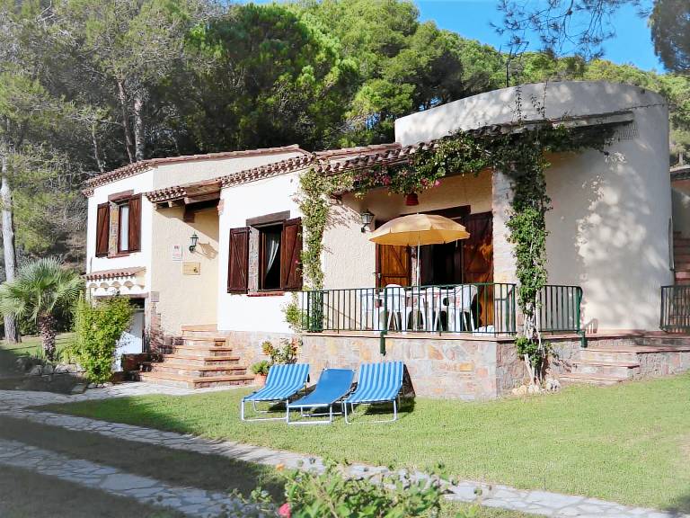 Vacation home with garden, BBQ & pool — photo 2