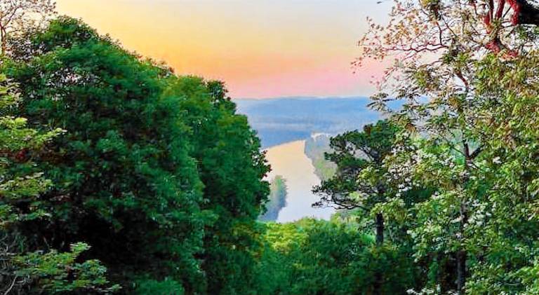 Big vacation home with hot tub | Pets allowed in Eureka Springs, AR