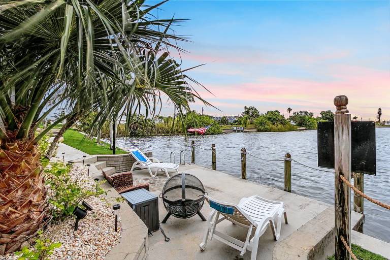Heated Pool and Backs onto Freshwater Lake - Billie's Gulf Coast Getaway - Roelens — photo 5