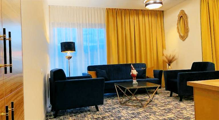 Serviced apartment with yard & patio — photo 2