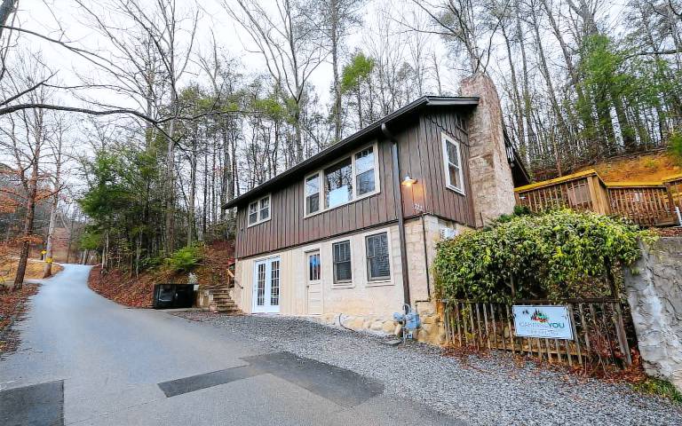 Karen's Cozy Cottage - Close to downtown Gatlinburg! — photo 5