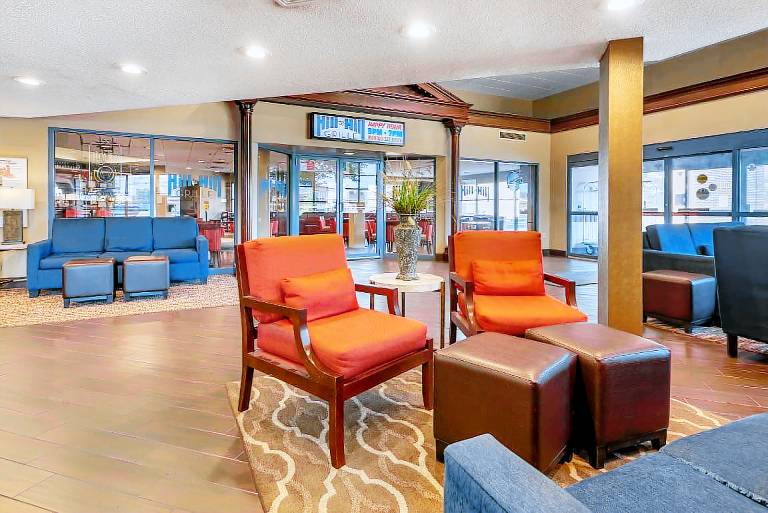 Comfort Suites Bethlehem Near Lehigh University and LVI Airport — photo 3
