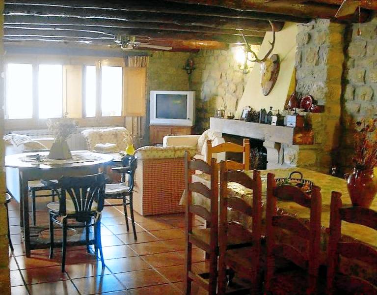 Country House 'El Rey' with Mountain View, Private Garden and Wi-Fi in Huesca