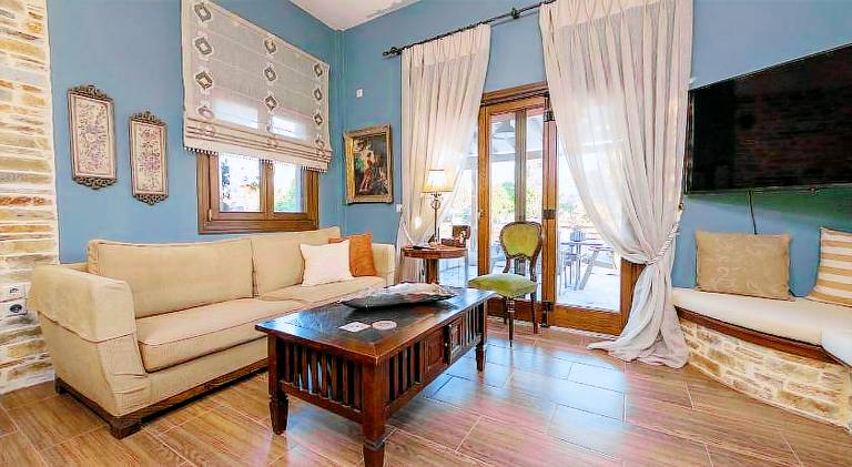 Villa with terrace, pool & yard | Suitable for remote work — photo 5