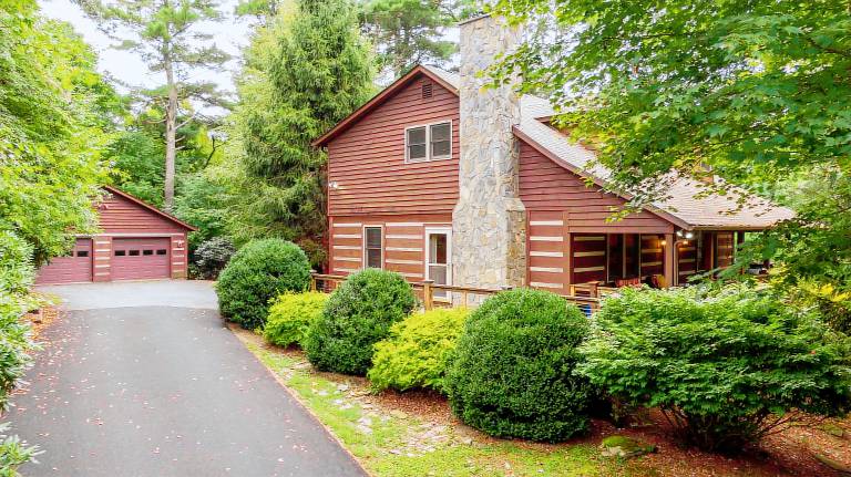 4J Getaway - Rustic cabin between Boone & Blowing Rock with hot tub in Boone, NC